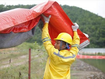 Cty nước Sông Đà lắp lưới lọc dầu sau 1 tuần xảy ra sự cố đổ trộm dầu thải - Ảnh 4.