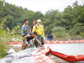 Cty nước Sông Đà lắp lưới lọc dầu sau 1 tuần xảy ra sự cố đổ trộm dầu thải - Ảnh 5.