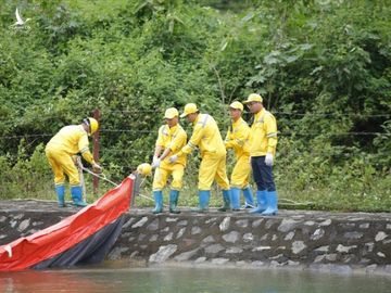 Cty nước Sông Đà lắp lưới lọc dầu sau 1 tuần xảy ra sự cố đổ trộm dầu thải - Ảnh 6.