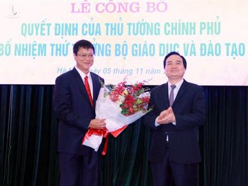 Ông Lê Hải An (tay trái) trong buổi nhận chức Thứ trưởng Bộ giáo Dục Đào tạo. 