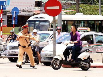 Cảnh sát giao thông Hà Nội chặn bắt người vi phạm giao thông bỏ chạy 