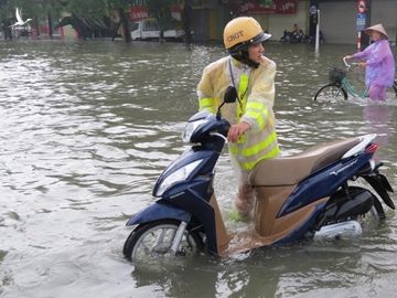 Xe CSGT, quân đội cứu người trong tâm lũ lịch sử ở Vinh