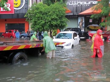 Xe CSGT, quân đội cứu người trong tâm lũ lịch sử ở Vinh