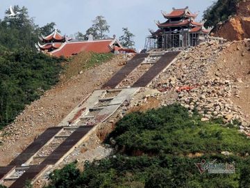 Hà Giang xẻ núi, dời trăm ngôi mộ để xây chùa sát cột cờ Lũng Cú