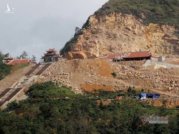 Hà Giang xẻ núi, dời trăm ngôi mộ để xây chùa sát cột cờ Lũng Cú