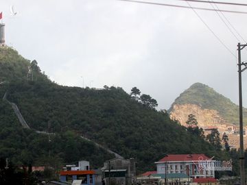 Hà Giang xẻ núi, dời trăm ngôi mộ để xây chùa sát cột cờ Lũng Cú