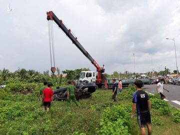 Trục vớt xe Mercedes rớt xuống kênh, đưa thi thể 3 nạn nhân ra ngoài - Ảnh 6.