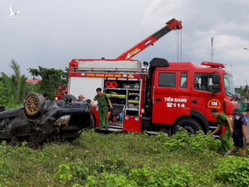 Trục vớt xe Mercedes rớt xuống kênh, đưa thi thể 3 nạn nhân ra ngoài - Ảnh 4.