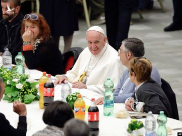 Giáo hoàng Francis ăn trưa với người nghèo và vô gia cư năm 2018. 