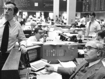 Bloomberg (trái) và John Gutfreund, CEO Salomon tại New York năm 1975. Ảnh: NYT