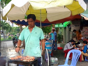 Giá heo tăng mạnh, hủ tiếu, cơm tấm, bún bò… ào ạt tăng theo - Ảnh 2.