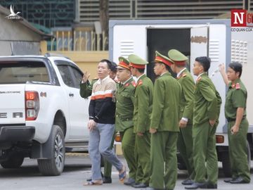 An ninh - Hình sự - Chùm ảnh: 'Nghìn lẻ một' trạng thái cảm xúc của các bị cáo trong phiên xét xử mẹ nữ sinh giao gà cùng đồng phạm (Hình 2).