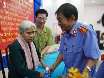 Ông Nguyễn Văn Dựa, Phó viện trưởng VKS tỉnh Tây Ninh, nói lời xin lỗi cụ Võ Thị Thương (94 tuổi)  /// Ảnh: Độc Lập