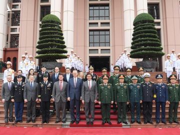 Bộ trưởng Quốc phòng Mỹ bắt đầu thăm Việt Nam, hội đàm cùng Bộ trưởng Quốc phòng Ngô Xuân Lịch - Ảnh 4.