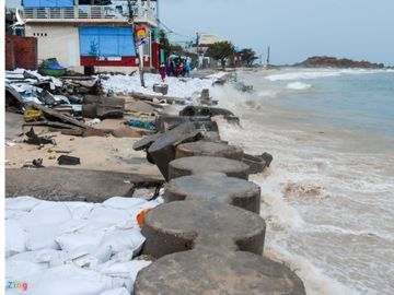 Bao so 5 lam sap bo ke, dan Quy Nhon lo nha bi cuon xuong bien hinh anh 1 