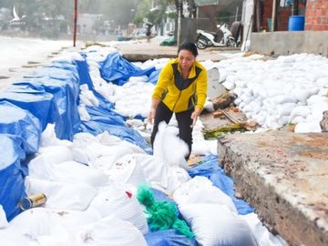 Bao so 5 lam sap bo ke, dan Quy Nhon lo nha bi cuon xuong bien hinh anh 5 