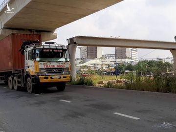 container keo sap dam cau: chu dau tu noi gi ve thong tin chieu cao thap hon thiet ke? hinh anh 4