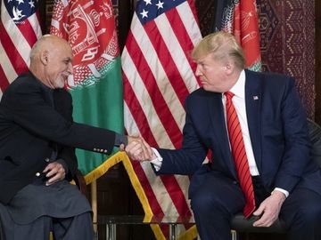 Tổng thống Afghanistan Ashraf Ghani (bên trái) và Tổng thống Mỹ Donald Trump (bên phải) trong cuộc tối 27/11. Ảnh: AP.