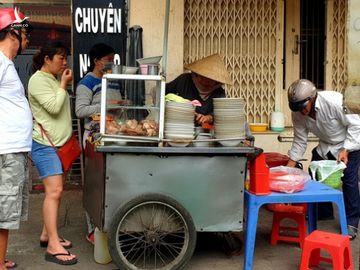 Giá heo tăng mạnh, hủ tiếu, cơm tấm, bún bò… ào ạt tăng theo - Ảnh 1.