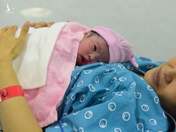 Mức sinh thấp nghiêm trọng, TP.HCM nên khuyến khích sinh con thứ 3 - Ảnh 1.