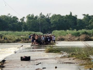 Chính quyền cấm đò vô cảm, người dân liều mình lội sông chết đuối thương tâm - Ảnh 2.