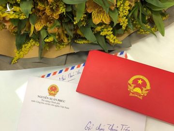Thủ tướng gửi thư và hoa cho nữ sinh ung thư đi thi duyên dáng - Ảnh 1.
