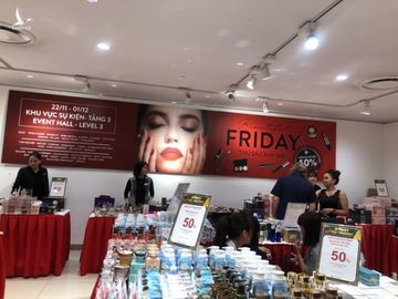 Giới trẻ đổ xô 'săn' Black Friday - ảnh 1