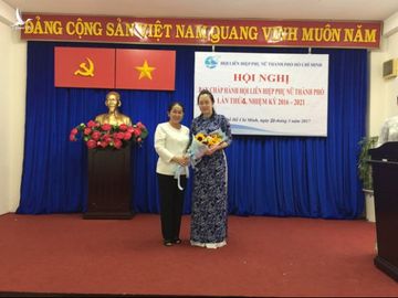 Bà Nguyễn Thị Ngọc Bích (phải) trong ngày nhậm chức Chủ tịch Hội Liên hiệp phụ nữ Việt Nam TP.HCM /// Ảnh: Website Thành ủy TP.HCM