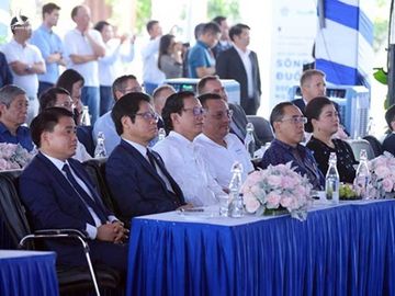 Lãnh đạo chính quyền và DN tại lễ khánh thành nhà máy nước sông Đuống. 