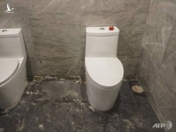 2 toilet không có vách ngăn trong phòng vệ sinh nữ (ảnh AFP)