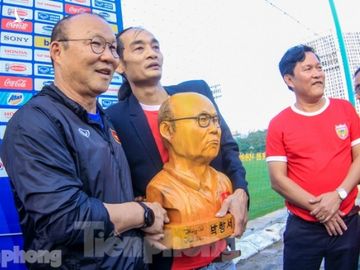HLV Park Hang Seo nhận món quà bất ngờ trước trận Thái Lan - ảnh 1