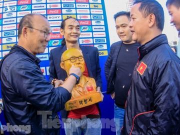 HLV Park Hang Seo nhận món quà bất ngờ trước trận Thái Lan - ảnh 3