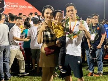 Văn Quyết cùng vợ và con trai trong buổi lễ nhận cúp vô địch V-League 2019  