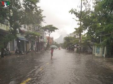 bao so 6 gay mua lon, pho ngap nuoc, dan vat va chay bao hinh 2