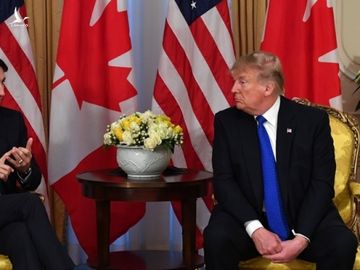 Tổng thống Mỹ Trump (phải) và Thủ tướng Canada Justin Trudeau gặp nhau bên lề hội nghị NATO ở Anh ngày 3/12. Ảnh: AFP.