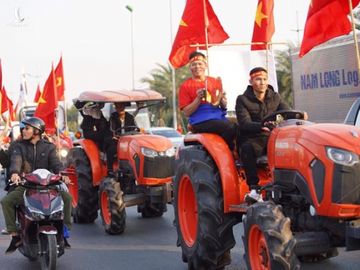 Người dân lái máy cày ra Nội Bài đón những người hùng SEA Games 30 - Ảnh 6.