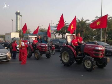 Người dân lái máy cày ra Nội Bài đón những người hùng SEA Games 30 - Ảnh 5.