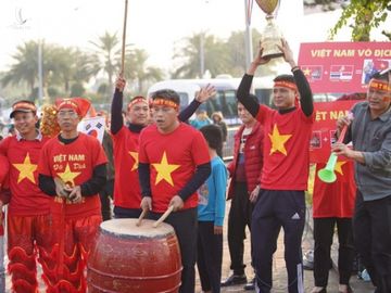 Người dân lái máy cày ra Nội Bài đón những người hùng SEA Games 30 - Ảnh 4.