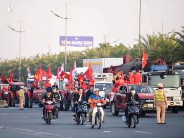 Người dân lái máy cày ra Nội Bài đón những người hùng SEA Games 30 - Ảnh 10.