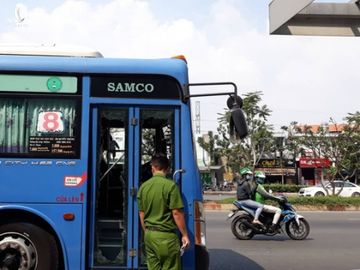 Nguyên nhân nhóm giang hồ chặn xe buýt trước Gigamall ở Sài Gòn đập phá - Ảnh 1.