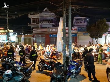 NÓNG: Cảnh sát Đồng Nai đang phong tỏa một bệnh viện ở Biên Hòa - Ảnh 1.