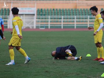 Thầy Park té lăn cù vì chơi bóng ma với học trò - Ảnh 7.