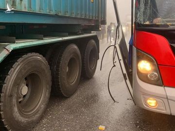 Xôn xao câu chuyện tài xế container để xe khách mất phanh đâm vào sườn xe, cứu 20 người thoát cửa tử - Ảnh 1.