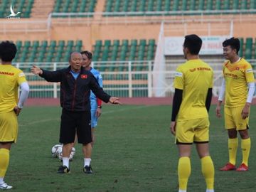 Thầy Park té lăn cù vì chơi bóng ma với học trò - Ảnh 3.