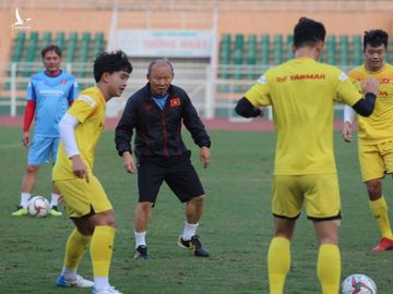 Thầy Park té lăn cù vì chơi bóng ma với học trò - Ảnh 4.