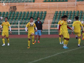 Thầy Park té lăn cù vì chơi bóng ma với học trò - Ảnh 8.