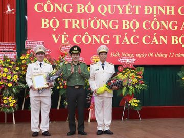 Thứ trưởng Lương Tam Quang trao quyết định bổ nhiệm, tặng hoa chúc mừng đại tá Hồ Văn Mười (trái) và đại tá Lê Văn Tuyến (phải) /// Ảnh: Minh Quỳnh