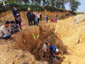 Công an Hà Nội tìm ra chủ mưu vụ 11 hố chôn trộm chất thải nguy hại ở Sóc Sơn - Ảnh 1.