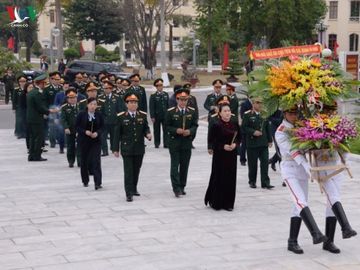 chu tich quoc hoi tham, chuc mung quan chung hai quan, quan khu 3 hinh 4