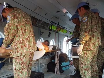 Đội cấp cứu và vận chuyển hàng không chuyển bệnh nhân lên tuyến trên sau khi điều trị ổn định. Ảnh bệnh viện cung cấp.
